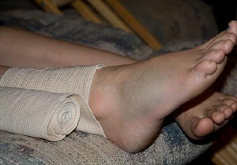 Татуированный фетишист накончал на ступни молодой шмары после секса