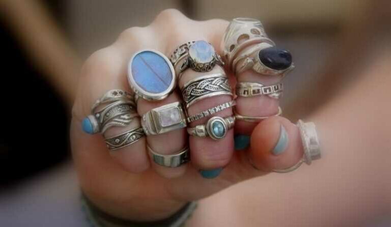 Фото два кольца обручальных на пальцах рук