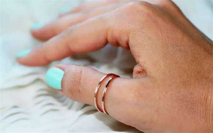 Что означает кольцо на большом пальце руки у девушки