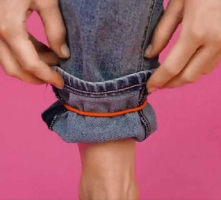 Как с помощью резинки подвернуть джинсы?
