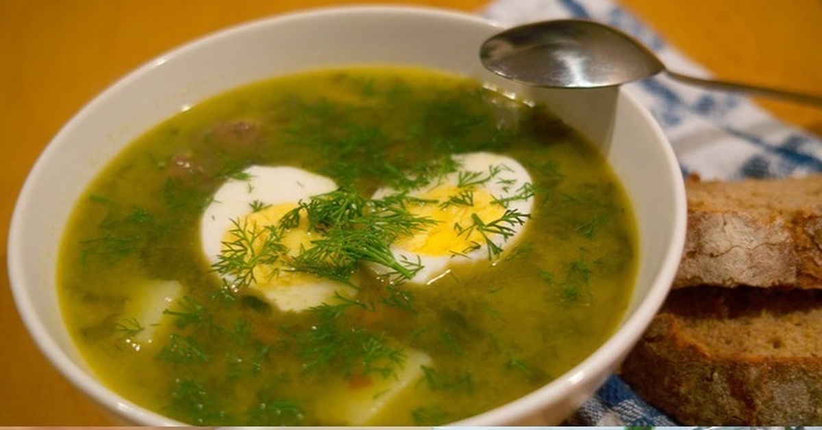 Щавелевый суп рецепт классический с яйцом пошаговый. Щавельные щи. Суп щавелевый с яйцом и курицей. Зелёный борщ с щавелем и яйцом. Щавелевый суп классический.