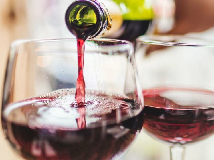 как правильно держать бокал с красным вином