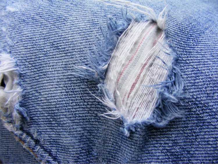 как зашить джинсы на коленке