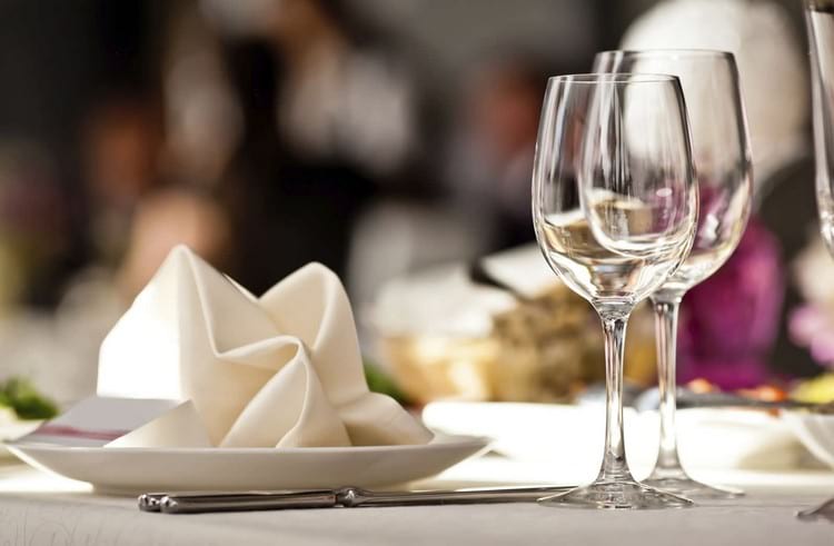 Правила этикета в ресторане для мужчины и женщины: кто заказывает, кто платит, поведение за столом