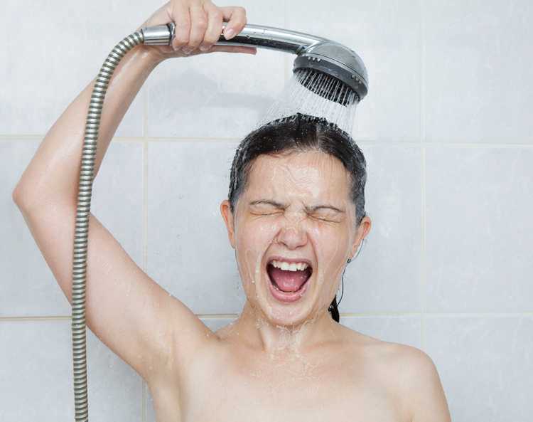 Как правильно принимать контрастный душ и чем он полезен