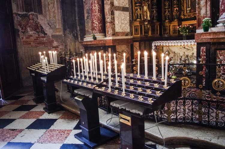 Поминальные свечи и молитва